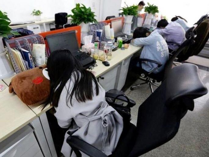Japan employees who sleep at least six hours a night are awarded by Japanese company crazy inc | पुरेशी झोप घेणाऱ्या कर्मचाऱ्यांना 'ही' कंपनी देते बक्षीस! Japan employees who sleep at least six hours a night are awarded by Japanese company crazy inc | पुरेशी झोप घेणाऱ्या कर्मचाऱ्यांना 'ही' कंपनी देते बक्षीस!