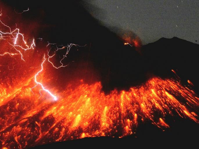Sakurajima volcano erupts on Japan's Kyushu island; 4.4 km high ash cloud, 30 flights canceled | जपानमधील साकुराजिमा ज्वालामुखीचा भीषण उद्रेक; 4.4 किमी उंच राखेचा ढग, 30 उड्डाणे रद्द
