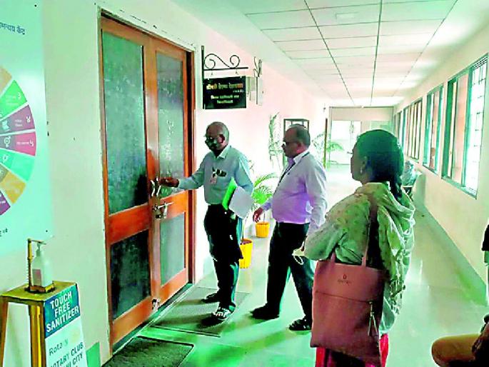 Wardha-Nanded railway line project : Disgrace of confiscation in collector office wardha for only 4.71 lakh | अवघ्या ४.७१ लाखांसाठी वर्धा जिल्हा कचेरीवर जप्तीची नामुष्की Wardha-Nanded railway line project : Disgrace of confiscation in collector office wardha for only 4.71 lakh | अवघ्या ४.७१ लाखांसाठी वर्धा जिल्हा कचेरीवर जप्तीची नामुष्की