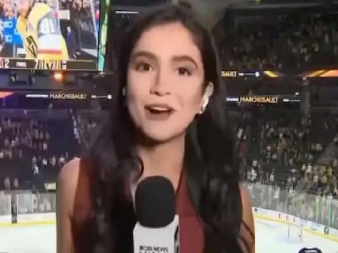 The female reporter was taught a lesson by repeatedly coming in front of the camera and doing Tivlya Bavlya | कॅमेऱ्यासमोर येऊन वारंवार करत होता टिवल्या बावल्या,महिला रिपोर्टरने असा शिकवला धडा The female reporter was taught a lesson by repeatedly coming in front of the camera and doing Tivlya Bavlya | कॅमेऱ्यासमोर येऊन वारंवार करत होता टिवल्या बावल्या,महिला रिपोर्टरने असा शिकवला धडा