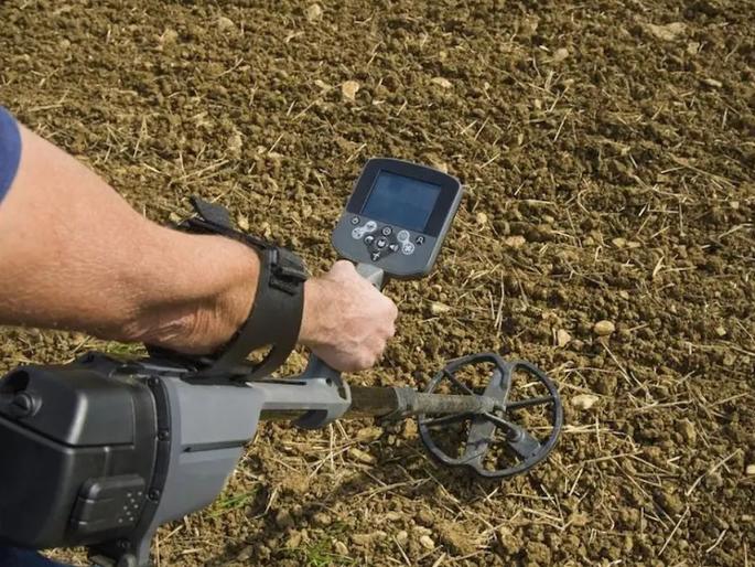 Jara Hatke: Medieval treasure found in mud, with special message written on it, sells for bumper revenue | Jara Hatke: चिखलात सापडली मध्ययुगातील अनमोल वस्तू, लिहिला होता खास संदेश, लिलावात झाली बंपर कमाई Jara Hatke: Medieval treasure found in mud, with special message written on it, sells for bumper revenue | Jara Hatke: चिखलात सापडली मध्ययुगातील अनमोल वस्तू, लिहिला होता खास संदेश, लिलावात झाली बंपर कमाई