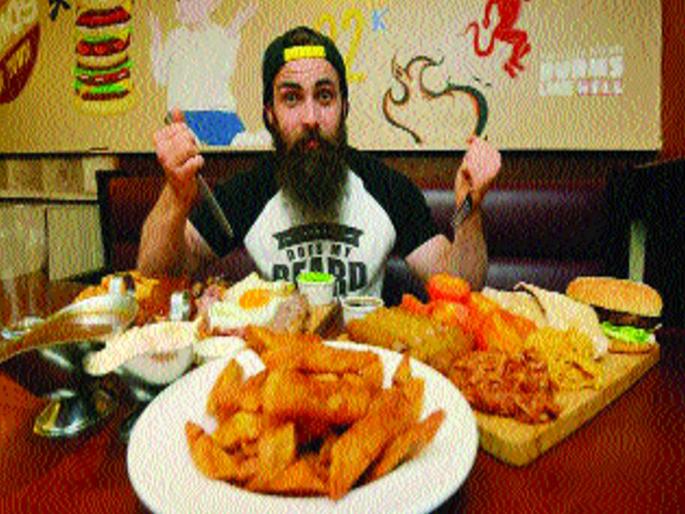 Junk food made fattened in 12 minutes | पासष्ट पदार्थ केले १२ मिनिटांत फस्त Junk food made fattened in 12 minutes | पासष्ट पदार्थ केले १२ मिनिटांत फस्त