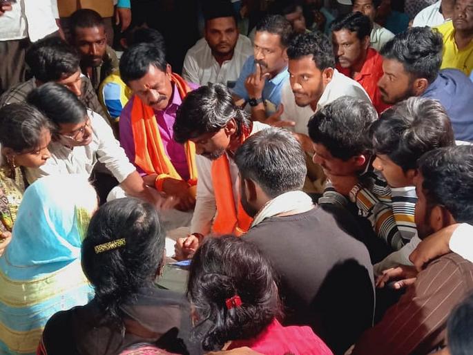 Condolences to the Kawle family from Manoj Jarange Patil | मनोज जरांगे पाटील यांच्याकडून कावळे कुटुंबीयांचे सांत्वन Condolences to the Kawle family from Manoj Jarange Patil | मनोज जरांगे पाटील यांच्याकडून कावळे कुटुंबीयांचे सांत्वन