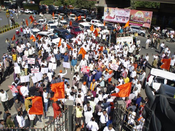 Thousands of maratha community members from nashik left for pune | नाशिकमधील हजारो मराठा समाज बांधव पुण्याकडे रवाना Thousands of maratha community members from nashik left for pune | नाशिकमधील हजारो मराठा समाज बांधव पुण्याकडे रवाना