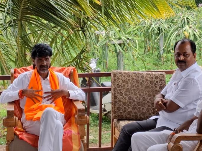 MLA Rajendra Raut is in Antarwali Sarati; giving government message to Manoj Jarange | सरकारचा निरोप घेऊन आमदार राजेंद्र राऊत अंतरवाली सराटीत; मनोज जरांगेंना म्हणाले... MLA Rajendra Raut is in Antarwali Sarati; giving government message to Manoj Jarange | सरकारचा निरोप घेऊन आमदार राजेंद्र राऊत अंतरवाली सराटीत; मनोज जरांगेंना म्हणाले...