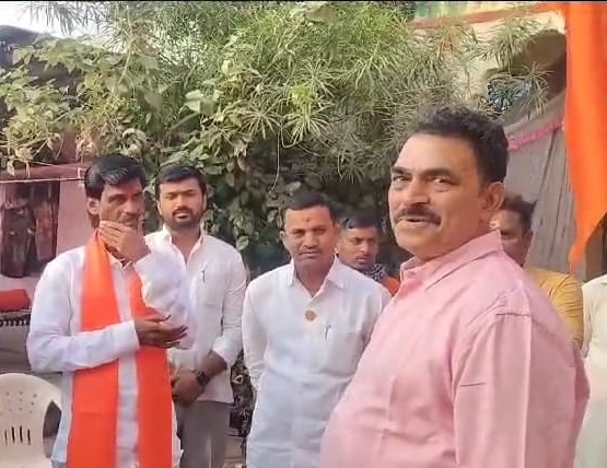 Actor Sayaji Shinde in antarwali sarati; He met Manoj Jarange and supported the Maratha movement | अभिनेते सयाजी शिंदे अंतरवालीत; मनोज जरांगे यांची भेट घेत दिला मराठा आंदोलनास पाठिंबा  Actor Sayaji Shinde in antarwali sarati; He met Manoj Jarange and supported the Maratha movement | अभिनेते सयाजी शिंदे अंतरवालीत; मनोज जरांगे यांची भेट घेत दिला मराठा आंदोलनास पाठिंबा