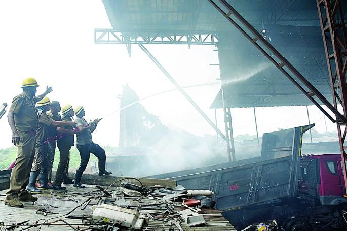 A fire in a plastic company in Nagpur Jaripatka | नागपूरच्या जरीपटक्यातील प्लास्टिक कंपनीला आग A fire in a plastic company in Nagpur Jaripatka | नागपूरच्या जरीपटक्यातील प्लास्टिक कंपनीला आग