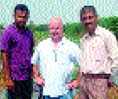 Visit to Sivaras of Germany's entrepreneur: visit of pepper | जर्मनीच्या उद्योजकाची शिवणीतील शिवारास भेट : मिरचीची पाहणी Visit to Sivaras of Germany's entrepreneur: visit of pepper | जर्मनीच्या उद्योजकाची शिवणीतील शिवारास भेट : मिरचीची पाहणी