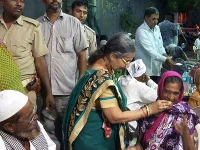 pm narendra modis wife jashodaben attends iftar party in ahmedabad | पंतप्रधान मोदींच्या पत्नी जशोदाबेन इफ्तार पार्टीत सहभागी; मुस्लिमांना फळांचं वाटप