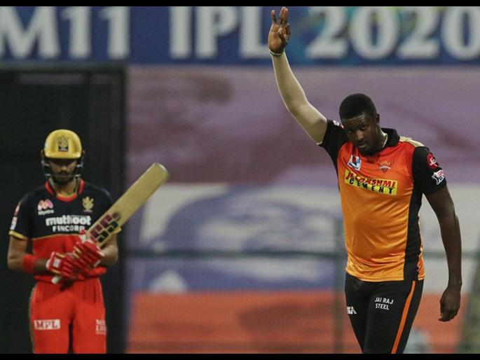 Eliminator, SRH vs RCB: Royal Challengers Banaglore finish their innings on a measly 131/7, jason Holder's 3/25 | Eliminator, SRH vs RCB : सनरायझर्स हैदराबादच्या गोलंदाजांसमोर विराट कोहलीच्या संघाची शरणागती