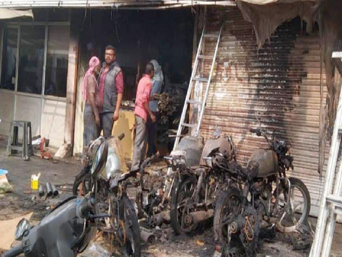 Four bikes were set on fire by pouring petrol on them; 2 lakhs loss | चार दुचाकींवर पेट्रोल टाकून लावली आग; २ लाखांचे नुकसान Four bikes were set on fire by pouring petrol on them; 2 lakhs loss | चार दुचाकींवर पेट्रोल टाकून लावली आग; २ लाखांचे नुकसान