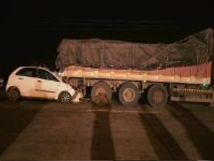 A one and a half month old baby died in an accident in Jat | Sangli: थांबलेल्या ट्रकला कारची पाठीमागून जोराची धडक, अपघातात दीड महिन्याच्या बाळाचा मृत्यू A one and a half month old baby died in an accident in Jat | Sangli: थांबलेल्या ट्रकला कारची पाठीमागून जोराची धडक, अपघातात दीड महिन्याच्या बाळाचा मृत्यू