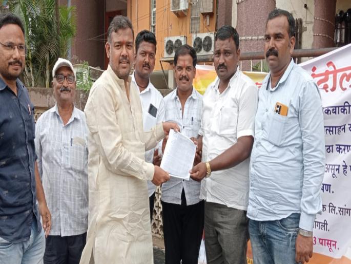 Jat and the farmers of the area protested against the Sangli District Bank | शेतकऱ्यांना झिडकारले...कारखानदारांनाच का सांभाळले?; सांगली जिल्हा बँकेच्या परिपत्रकाविरोधात शेतकऱ्यांची निदर्शने Jat and the farmers of the area protested against the Sangli District Bank | शेतकऱ्यांना झिडकारले...कारखानदारांनाच का सांभाळले?; सांगली जिल्हा बँकेच्या परिपत्रकाविरोधात शेतकऱ्यांची निदर्शने