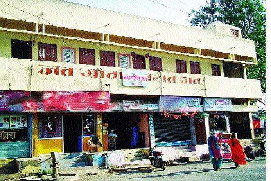 Deepak Barge examined employees' suicide | दीपक बर्गे आत्महत्याप्रकरणी जतला कर्मचाऱ्यांची चौकशी  Deepak Barge examined employees' suicide | दीपक बर्गे आत्महत्याप्रकरणी जतला कर्मचाऱ्यांची चौकशी