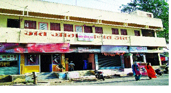 In the Municipal Corporation, the corporator was put in charge | जत नगरपालिकेत नगरसेवकाला कानशिलात लगावली