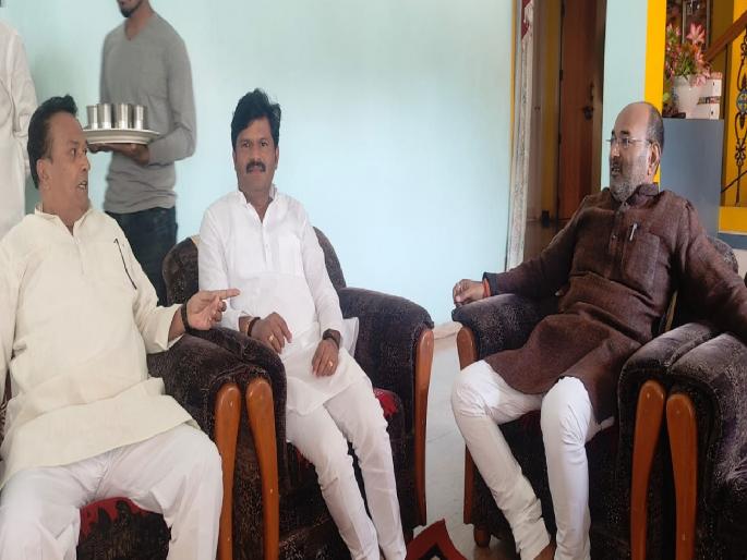 Opposition leaders come together in Jat, Tea party at Vilasrao Jagtap house | Sangli: जतमध्ये विरोध नेते एकत्र आले, हास्य रंगात रंगून गेले; विलासराव जगतापांच्या घरी चहापान कार्यक्रम