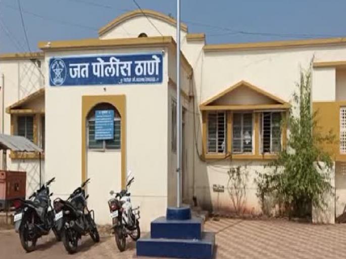 Four people were brutally beaten by breaking into the house due to animosity between the caste | Sangli: जतमध्ये पूर्ववैमनस्यातून घरात घुसून चौघांना बेदम मारहाण; अल्पवयीन मुलीचा विनयभंग Four people were brutally beaten by breaking into the house due to animosity between the caste | Sangli: जतमध्ये पूर्ववैमनस्यातून घरात घुसून चौघांना बेदम मारहाण; अल्पवयीन मुलीचा विनयभंग