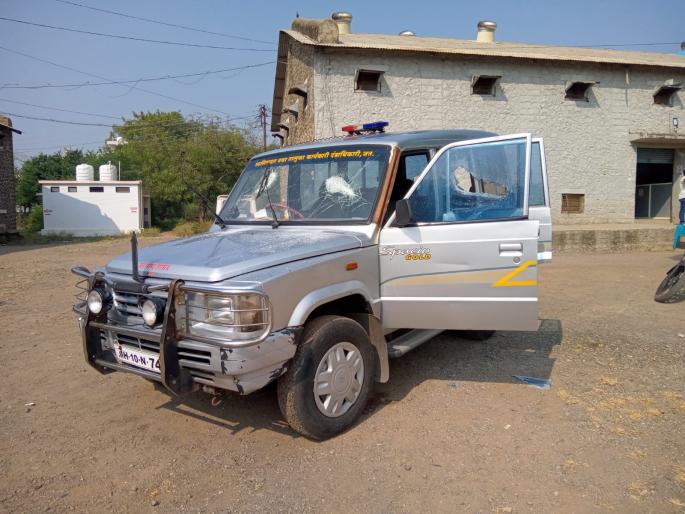 jat name was not in the drought list the windows of the tehsildar car were broken | दुष्काळाच्या यादीत जतचे नाव नसल्याने तहसीलदारांच्या गाडीच्या काचा फोडल्या jat name was not in the drought list the windows of the tehsildar car were broken | दुष्काळाच्या यादीत जतचे नाव नसल्याने तहसीलदारांच्या गाडीच्या काचा फोडल्या