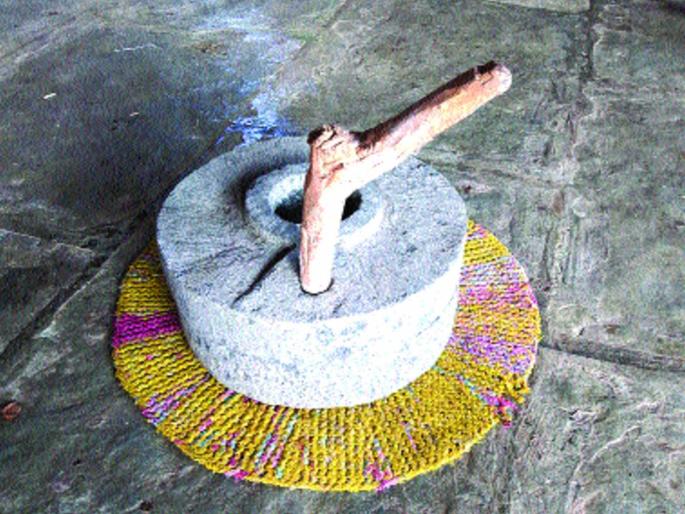 Goes out of the kitchen, overcrowded, lost the identity of rural life | स्वयंपाकघरातून जाते, उखळ कालबाह्य, ग्रामीण जीवनाची ओळख हरवली Goes out of the kitchen, overcrowded, lost the identity of rural life | स्वयंपाकघरातून जाते, उखळ कालबाह्य, ग्रामीण जीवनाची ओळख हरवली