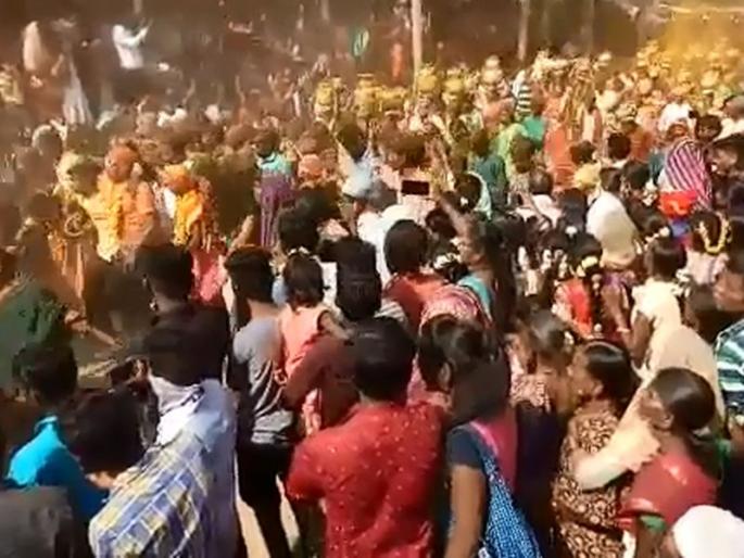Thousands of crowds celebrate Bonalu festival in Arada | आरडातील बोनालू उत्सवात हजारोंची गर्दी, डोक्यावर कलश घेऊन भाविकांची प्रदक्षिणा Thousands of crowds celebrate Bonalu festival in Arada | आरडातील बोनालू उत्सवात हजारोंची गर्दी, डोक्यावर कलश घेऊन भाविकांची प्रदक्षिणा
