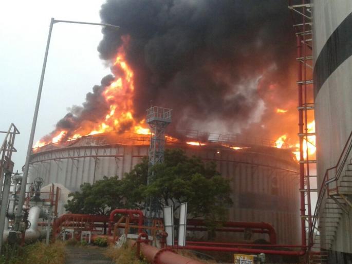 Jawahar Deep electricity bill diesel! Large fire, consuming thousands of liters of diesel | जवाहर द्विपवर डिझेल टँकवर वीज पडली! मोठी आग, हजारो लिटर डिझेल भस्मसात Jawahar Deep electricity bill diesel! Large fire, consuming thousands of liters of diesel | जवाहर द्विपवर डिझेल टँकवर वीज पडली! मोठी आग, हजारो लिटर डिझेल भस्मसात