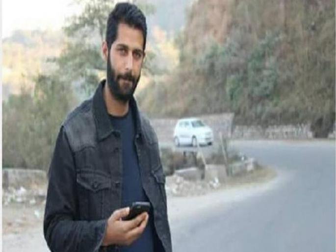 Jammu Kashmir: abducted police constable javaid ahamd dar has been killed body found in kulgam | Jammu Kashmir : आईचं औषध आणण्यासाठी गेलेल्या पोलिसाची दहशतवाद्यांकडून निर्घृण हत्या Jammu Kashmir: abducted police constable javaid ahamd dar has been killed body found in kulgam | Jammu Kashmir : आईचं औषध आणण्यासाठी गेलेल्या पोलिसाची दहशतवाद्यांकडून निर्घृण हत्या