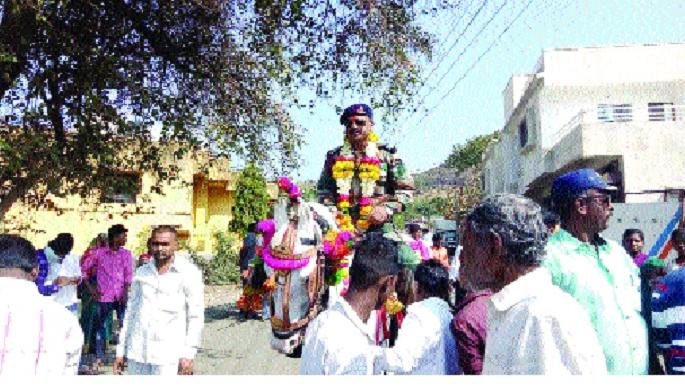 Procession through junkyard | जकातवाडीत जवानाची घोड्यावरून मिरवणूक Procession through junkyard | जकातवाडीत जवानाची घोड्यावरून मिरवणूक