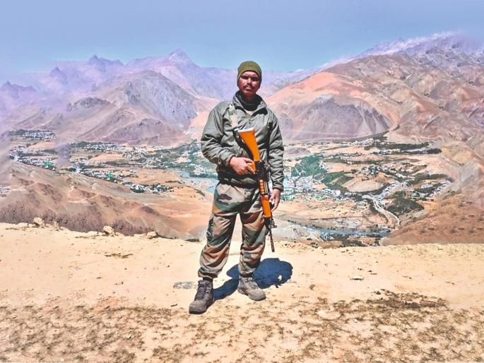 Papa when will you come and come earth Dilip Ozharkar a soldier from Bhawani Peth Pune was martyred in Kargil | पप्पा कधी येणार तुम्ही अन् आले पार्थिव; पुण्याच्या भवानी पेठेतील जवान दिलीप ओझरकर कारगिल येथे शहीद