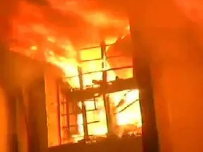 Due to a husband wife quarrel a soldier in the army set his mother in law house on fire in a fit of anger in satara | Satara: पती-पत्नीमध्ये वाद, पत्नी माहेरी गेली; जवानाने रागाच्या भरात पेटवले सासूचे घर Due to a husband wife quarrel a soldier in the army set his mother in law house on fire in a fit of anger in satara | Satara: पती-पत्नीमध्ये वाद, पत्नी माहेरी गेली; जवानाने रागाच्या भरात पेटवले सासूचे घर