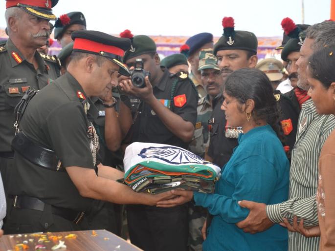 Funeral at the military funeral on the death of Shaheed Jawan Jotiba Chougule | शहीद जवान जोतीबा चौगुले यांच्या पार्थिवावर लष्करी इतमामात अंत्यसंस्कार