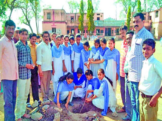 Unique tribute to the jawans by planting trees at the cluster in Pachora taluka | पाचोरा तालुक्यातील सामनेर येथे वृक्ष लागवड करून जवानांना अनोखी श्रद्धांजली