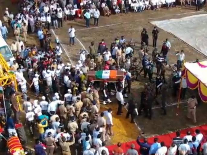 jalgaon jawan yash deshmukh martyred in terrorist attack in srinagar | 'यश देशमुख अमर रहे...'; महाराष्ट्राच्या वीरपुत्राला निरोप देण्यासाठी लोटला जनसागर jalgaon jawan yash deshmukh martyred in terrorist attack in srinagar | 'यश देशमुख अमर रहे...'; महाराष्ट्राच्या वीरपुत्राला निरोप देण्यासाठी लोटला जनसागर