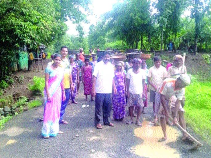 Citizens pay for ST closure | एसटी बंद होऊ नये म्हणून नागरिकांचे श्रमदान Citizens pay for ST closure | एसटी बंद होऊ नये म्हणून नागरिकांचे श्रमदान