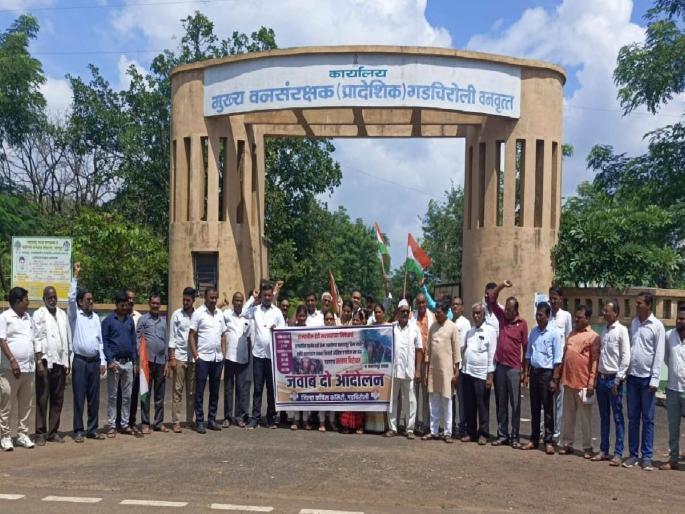 Congress protested in front of the Conservator of Forests office to save the elephant camp in kamlapur | Gadchiroli | हत्ती कॅम्प वाचवण्यासाठी काँग्रेसचे वनसंरक्षक कार्यालयासमोर ठिय्या आंदोलन Congress protested in front of the Conservator of Forests office to save the elephant camp in kamlapur | Gadchiroli | हत्ती कॅम्प वाचवण्यासाठी काँग्रेसचे वनसंरक्षक कार्यालयासमोर ठिय्या आंदोलन