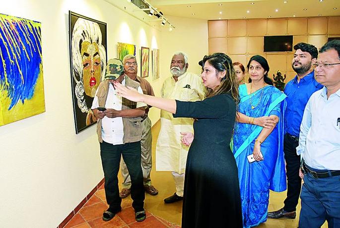 Refection in mind came down on canvas | मनातील भाव उतरले कॅनव्हासवर