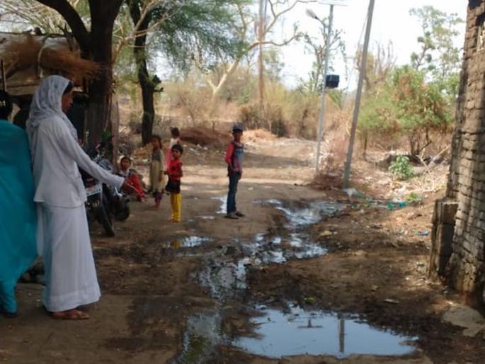 Health team visit at Jawla village | साथीचे आजार; जवळा येथे आरोग्य पथकाची भेट Health team visit at Jawla village | साथीचे आजार; जवळा येथे आरोग्य पथकाची भेट