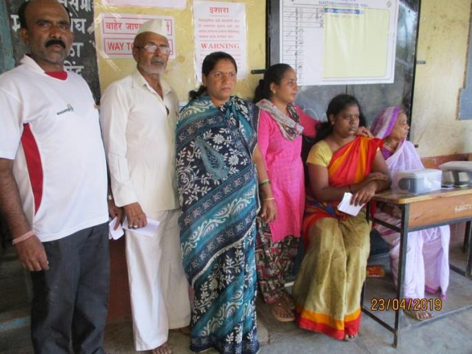 After the death of a domestic worker in Parner, the family members voted | पारनेरमध्ये घरातील कर्त्याच्या निधनानंतरही कुटुंबियांनी केलं मतदान After the death of a domestic worker in Parner, the family members voted | पारनेरमध्ये घरातील कर्त्याच्या निधनानंतरही कुटुंबियांनी केलं मतदान