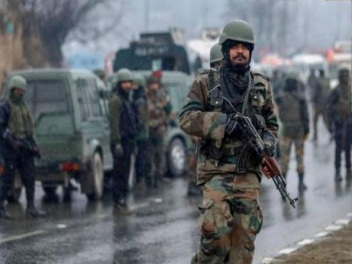 pulwama attack exclusive the crpf colleague said before blast first stone pelting happen | पुलवामा हल्ल्यात मोठा गौप्यस्फोट, CRPFच्या बसवर हल्ल्यापूर्वी झाली होती दगडफेक
