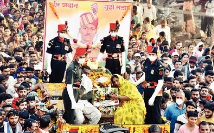 My son sacrificed for the country said indian army mens father jammu kashmir maharashtra | माझा मुलगा देशासाठी अर्पण केला, वीरपित्याचे धीरोदात्त उद्गार My son sacrificed for the country said indian army mens father jammu kashmir maharashtra | माझा मुलगा देशासाठी अर्पण केला, वीरपित्याचे धीरोदात्त उद्गार