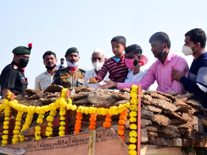 Police and army salute with three rounds of gunfire in the air | "संग्राम पाटील अमर रहे"; देशासाठी शहीद झालेल्या महाराष्ट्राच्या सुपुत्राला अखेरचा निरोप Police and army salute with three rounds of gunfire in the air | "संग्राम पाटील अमर रहे"; देशासाठी शहीद झालेल्या महाराष्ट्राच्या सुपुत्राला अखेरचा निरोप