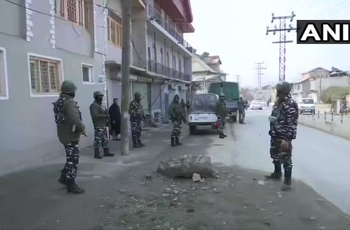 jammu and kashmir terror attack on crpf and police team jawans and civilians injured | सीआरपीएफ आणि पोलिसांवर दहशतवाद्यांचा हल्ला, एक जवान व नागरिक जखमी