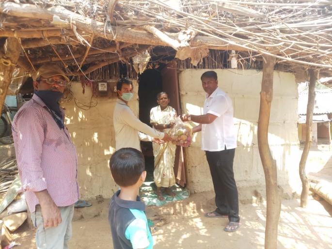 coronavirus deputy president of palghar zilla parishad distributes essential goods to 850 families on birthday | CoronaVirus: साडे आठशे कुटुंबांना धान्य वाटप करून त्यांनी साजरा केला वाढदिवस coronavirus deputy president of palghar zilla parishad distributes essential goods to 850 families on birthday | CoronaVirus: साडे आठशे कुटुंबांना धान्य वाटप करून त्यांनी साजरा केला वाढदिवस