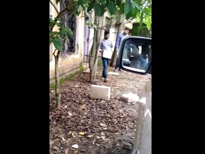 Video of Jawahar Anganwadi worker being taken out of office | जव्हार अंगणवाडी सेविकांचे निकृष्ट मोबाईल कार्यालयाबाहेर काढताना व्हिडिओ व्हायरल Video of Jawahar Anganwadi worker being taken out of office | जव्हार अंगणवाडी सेविकांचे निकृष्ट मोबाईल कार्यालयाबाहेर काढताना व्हिडिओ व्हायरल