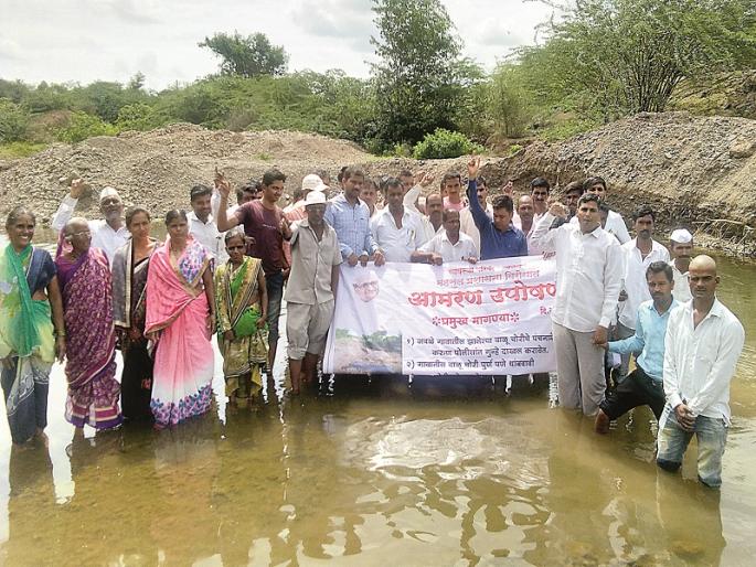 Fasting in the water of Siddheshwar river of Jawle | जवळे येथील सिद्धेश्वर ओढ्याच्या पाण्यात उपोषण