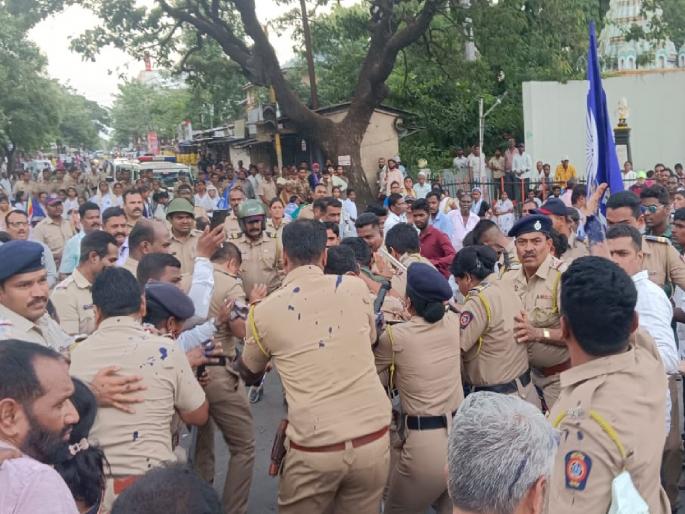 The dispute over the statue of Dr. Babasaheb Ambedkar casts ink on the Jaisingpur principal | जयसिंगपूर मुख्याधिकाऱ्यांवर फेकली शाई; पोलिसांचा लाठीचार्ज, तणावाचे वातावरण The dispute over the statue of Dr. Babasaheb Ambedkar casts ink on the Jaisingpur principal | जयसिंगपूर मुख्याधिकाऱ्यांवर फेकली शाई; पोलिसांचा लाठीचार्ज, तणावाचे वातावरण