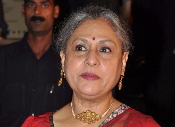 amitabh bachchan jaya bachchan romantic photo going viral | त्यांनी फोटो काढू दिलाच कसा? ‘या’ फोटोमुळे जया बच्चन झाल्यात ट्रोल amitabh bachchan jaya bachchan romantic photo going viral | त्यांनी फोटो काढू दिलाच कसा? ‘या’ फोटोमुळे जया बच्चन झाल्यात ट्रोल
