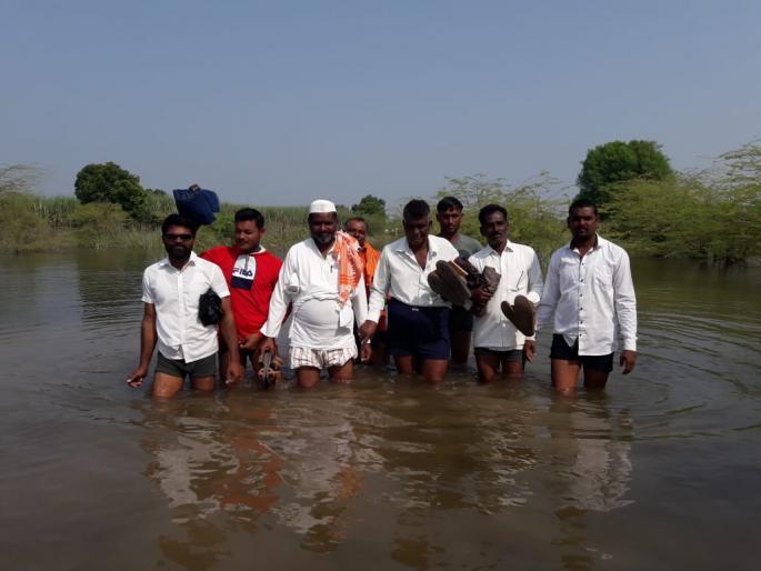 farmers' faces boating expenses for going farm due to jayakwadi backwater | ‘दैव आले द्यायला, अन् पदर नाही घ्यायला’;‘बॅकवॉटर’मुळे शेतकऱ्यांना बसतोय आर्थिक भुर्दंड farmers' faces boating expenses for going farm due to jayakwadi backwater | ‘दैव आले द्यायला, अन् पदर नाही घ्यायला’;‘बॅकवॉटर’मुळे शेतकऱ्यांना बसतोय आर्थिक भुर्दंड