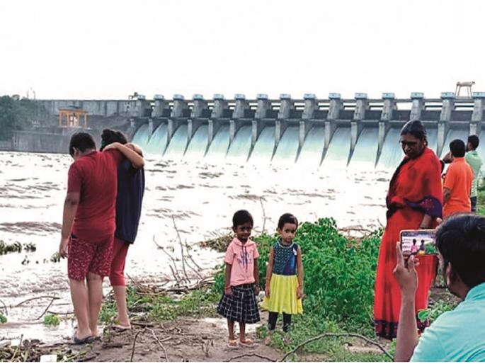 Water released from Jayakwadi Dam; 43 villages along Godavari River alerted | जायकवाडी धरणातून पाणी सोडल्याने गोदावरी नदी काठच्या ४३ गावांना सतर्कतेचा इशारा Water released from Jayakwadi Dam; 43 villages along Godavari River alerted | जायकवाडी धरणातून पाणी सोडल्याने गोदावरी नदी काठच्या ४३ गावांना सतर्कतेचा इशारा