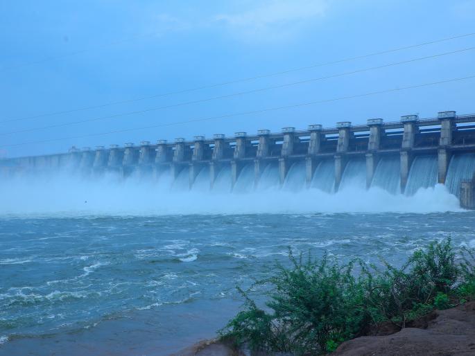 Discharge from Jayakwadi dam reduced in four stages; inflow 14 thousand 256 cusecs, discharge 28 thousand 996 cusecs | जायकवाडीतून विसर्ग चार टप्प्यांत कमी; आवक १४,२५६ क्युसेक, विसर्ग २८,९९६ क्युसेक Discharge from Jayakwadi dam reduced in four stages; inflow 14 thousand 256 cusecs, discharge 28 thousand 996 cusecs | जायकवाडीतून विसर्ग चार टप्प्यांत कमी; आवक १४,२५६ क्युसेक, विसर्ग २८,९९६ क्युसेक