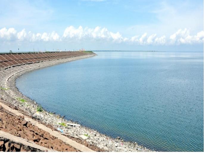 Dams in Marathwada hit rock bottom; Only 6 percent of the water reserve is left in the Jayakwadi project | मराठवाड्यातील धरणांनी गाठला तळ; जायकवाडी प्रकल्पात उरला फक्त ६ टक्के जलसाठा Dams in Marathwada hit rock bottom; Only 6 percent of the water reserve is left in the Jayakwadi project | मराठवाड्यातील धरणांनी गाठला तळ; जायकवाडी प्रकल्पात उरला फक्त ६ टक्के जलसाठा
